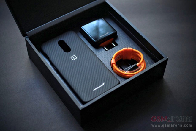 So sánh OnePlus 6T McLaren và OnePlus 6T - 1