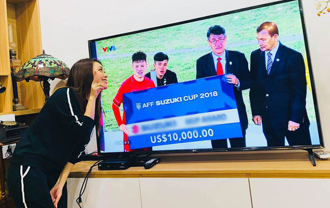 Bất ngờ hơn cả, &#34;họa mi tóc nâu&#34; còn chụp hình dễ thương với hình ảnh Quang Hải trên sân lúc anh nhận giải cầu thủ xuất sắc.