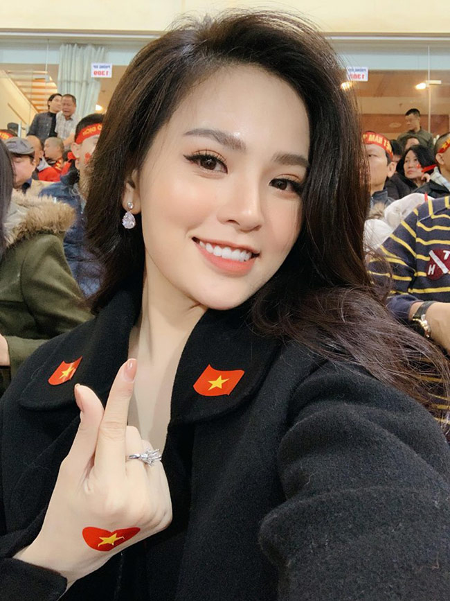 Người đẹp diện trang phục vừa kín đáo vừa sexy, nở nụ cười tươi tắn.
