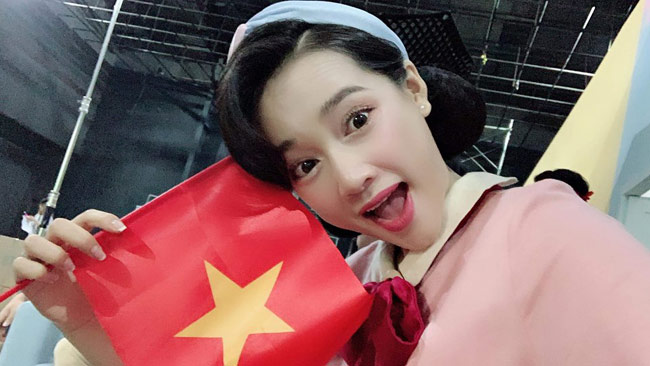 Nữ diễn viên Nhã Phương cũng chia sẻ hình ảnh cổ vũ cho các cầu thủ Việt Nam thông qua trang cá nhân.