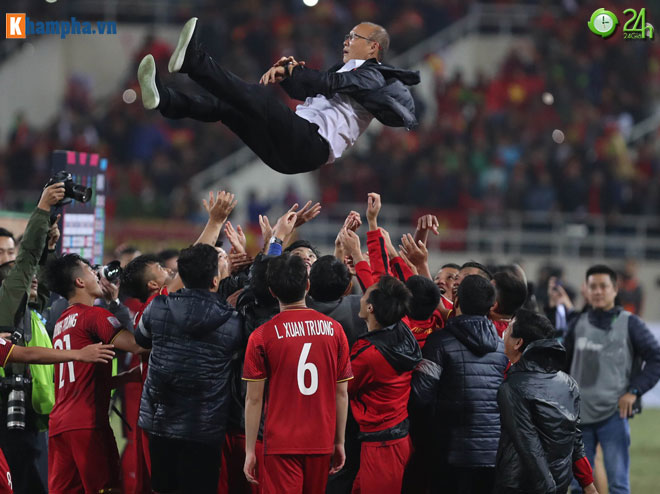 Thầy Park bật khóc trong niềm vui tột độ ĐT Việt Nam xưng vương AFF Cup - 8
