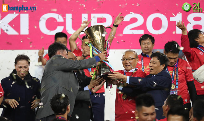 Thầy Park bật khóc trong niềm vui tột độ ĐT Việt Nam xưng vương AFF Cup - 10