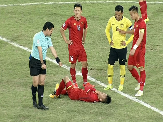 Triệu fan Việt ”săn” trọng tài: Nương tay Malaysia, trận đấu suýt vỡ vì ”mưa thẻ”