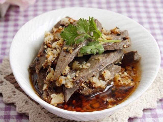 Ẩm thực - Trổ tài làm đĩa gan lợn sốt tỏi cay tuyệt ngon chỉ với 10 nghìn đồng
