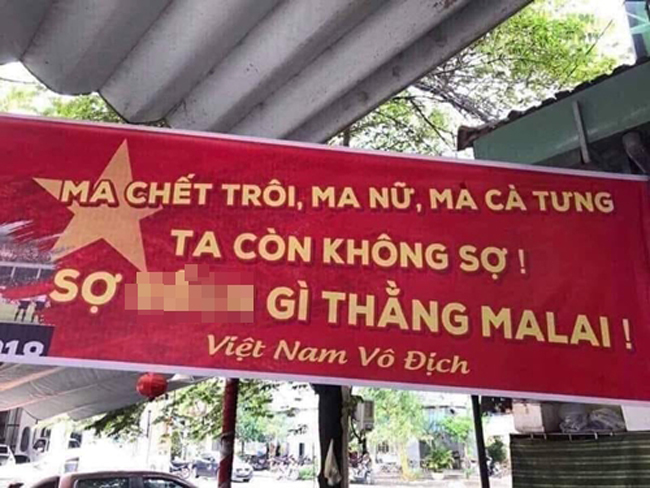 Khi pháp sư làm khẩu hiệu cổ vũ đội tuyển Việt Nam.