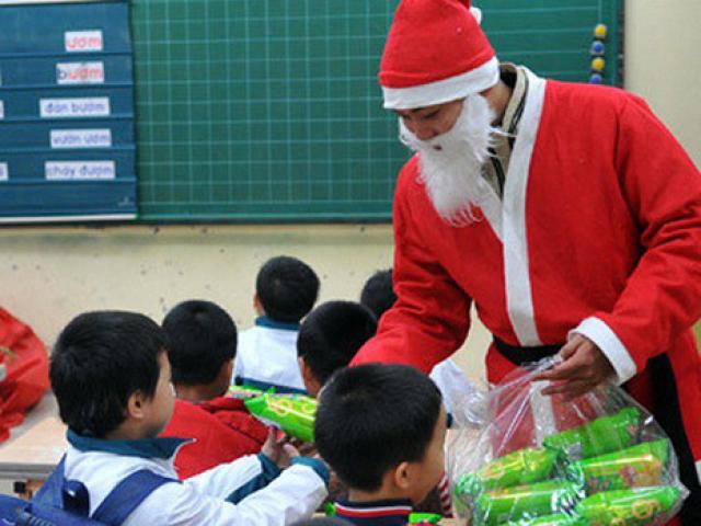 Giáo dục - du học - Tranh cãi chuyện “Ông già Noel” tặng quà cho con ở trường: Chạnh lòng bé có, bé không