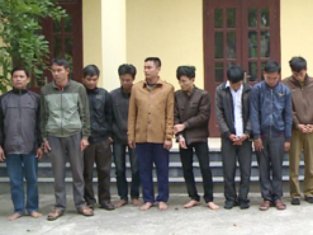 Pháp luật - Phát hiện 16 người làm chuyện mờ ám trong "pháo đài" nổi giữa sông