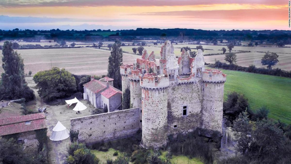 Chỉ mất 1,3 triệu đồng đã thành chủ nhân của lâu đài Pháp cổ kính - 1