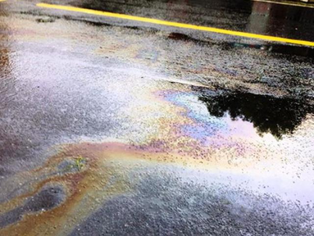 Tin tức trong ngày - Quốc lộ vừa thảm nhựa đã nổi váng kỳ lạ, tài xế lo sốt vó