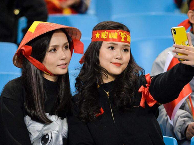 Hai chị em xinh đẹp có chuyện tình đẹp với hai cầu thủ khoác áo đội tuyển quốc gia Việt Nam  là Văn Quyết và Duy Mạnh. 
