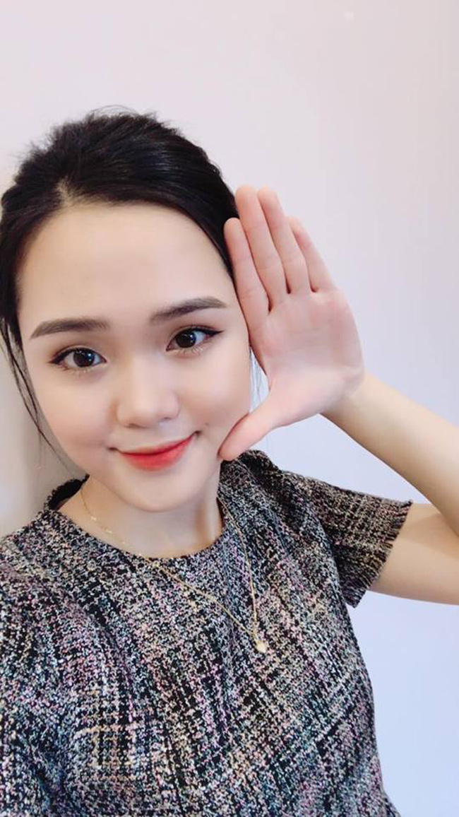 Còn Duy Mạnh thì tìm mọi cách làm quen với Quỳnh Anh qua Facebook. Gần 1 năm sau, anh đã "cưa đổ" cô em vợ xinh đẹp của Văn Quyết. 