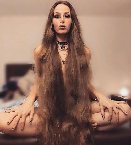 Cô gái bị nhiều đàn ông quấy rối vì tóc dài hơn 1 mét - 2