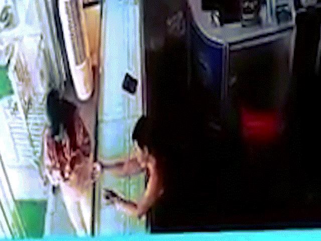 Clip: Nữ chủ tiệm vàng với cú bay qua tủ kính, khiến tên cướp bị bắt tại chỗ