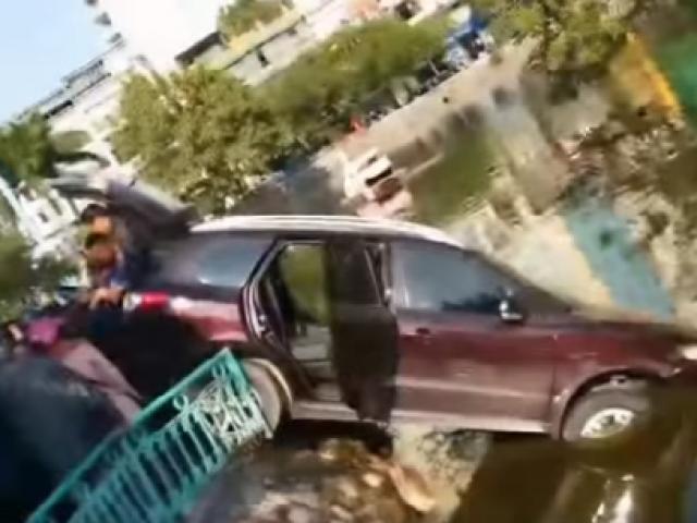 Hà Nội: Lái xe ôtô húc bay dải phân cách lao xuống hồ Trúc Bạch