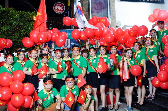 Bà Tưng Huyền Anh “kín cổng cao tường” đi “bão” trên xế sang 4 tỷ - 1