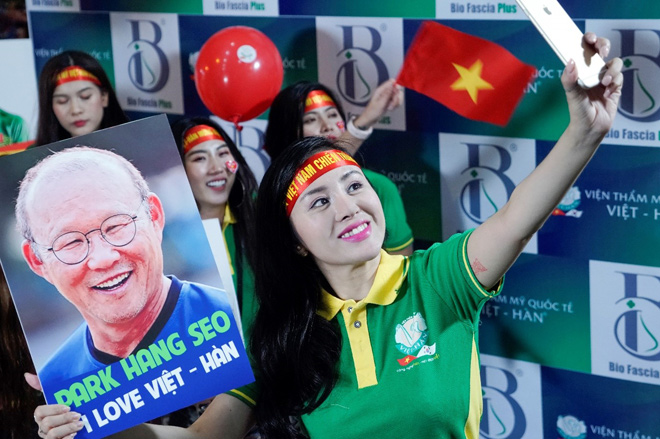 Bà Tưng Huyền Anh “kín cổng cao tường” đi “bão” trên xế sang 4 tỷ - 4