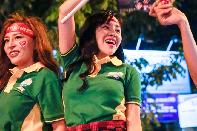 Bà Tưng Huyền Anh “kín cổng cao tường” đi “bão” trên xế sang 4 tỷ - 5