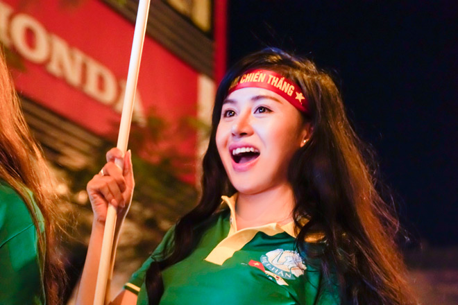 Bà Tưng Huyền Anh “kín cổng cao tường” đi “bão” trên xế sang 4 tỷ - 7