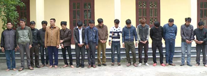 Phát hiện 16 người làm chuyện mờ ám trong "pháo đài" nổi giữa sông - 2