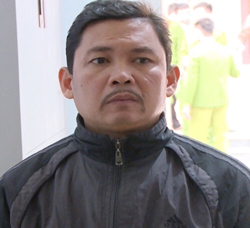 Phát hiện 16 người làm chuyện mờ ám trong "pháo đài" nổi giữa sông - 1