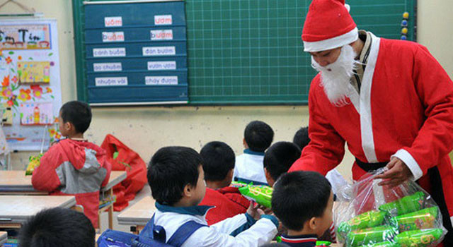 Tranh cãi chuyện “Ông già Noel” tặng quà cho con ở trường: Chạnh lòng bé có, bé không - 1