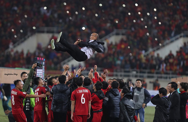 Trên đỉnh vinh quang, nhìn lại để bay cao hơn - 3