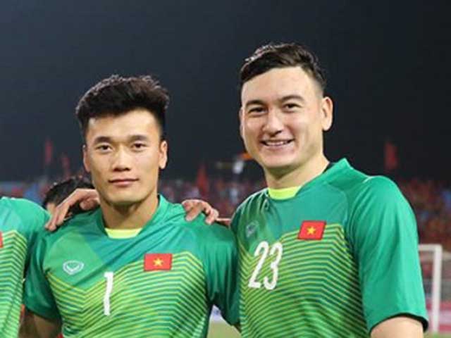 Bóng đá - Thủ môn Bùi Tiến Dũng &amp; Lâm Tây gây sốt mạng mạng xã hội: Ai hot hơn?