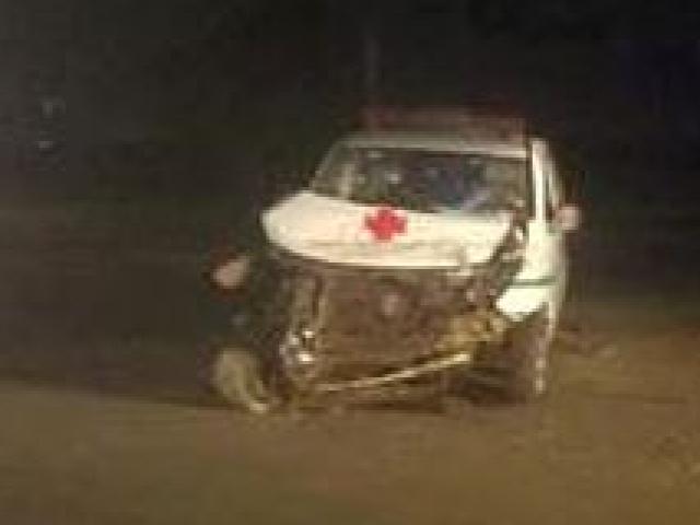 Tin tức trong ngày - Va chạm với xe chở gà, xe cấp cứu nát đầu