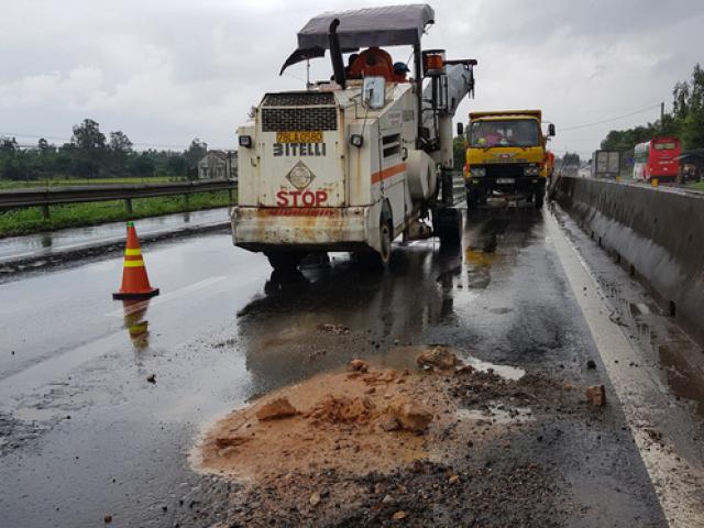 Tin tức trong ngày - Cận cảnh vá “ổ voi” bằng… sỏi trên Quốc lộ 1