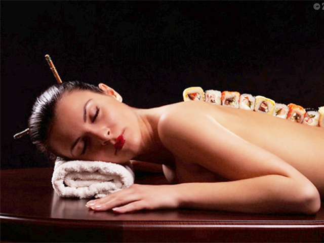 Thời trang - Mẫu bày sushi lên người: Ngoài đẹp, phải còn "cái ngàn vàng", nhóm máu A