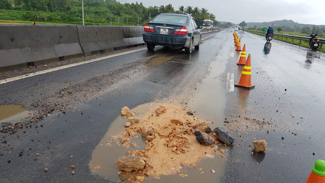 Cận cảnh vá “ổ voi” bằng… sỏi trên Quốc lộ 1 - 11