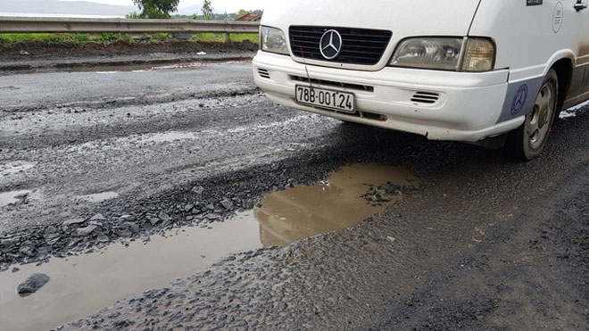 Cận cảnh vá “ổ voi” bằng… sỏi trên Quốc lộ 1 - 13
