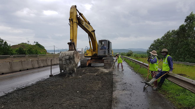 Cận cảnh vá “ổ voi” bằng… sỏi trên Quốc lộ 1 - 14