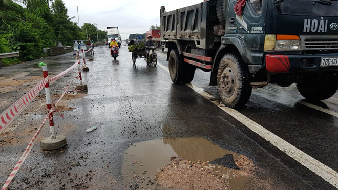 Cận cảnh vá “ổ voi” bằng… sỏi trên Quốc lộ 1 - 3