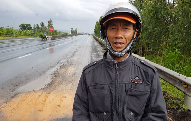 Cận cảnh vá “ổ voi” bằng… sỏi trên Quốc lộ 1 - 4