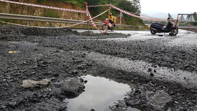 Cận cảnh vá “ổ voi” bằng… sỏi trên Quốc lộ 1 - 5