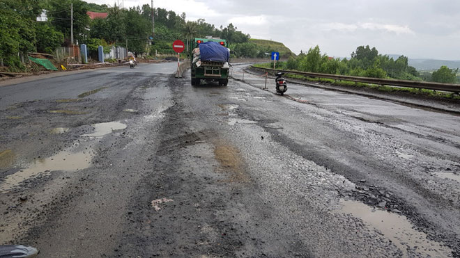 Cận cảnh vá “ổ voi” bằng… sỏi trên Quốc lộ 1 - 6