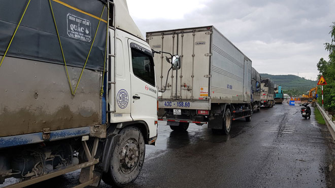 Cận cảnh vá “ổ voi” bằng… sỏi trên Quốc lộ 1 - 7