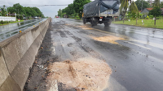 Cận cảnh vá “ổ voi” bằng… sỏi trên Quốc lộ 1 - 8