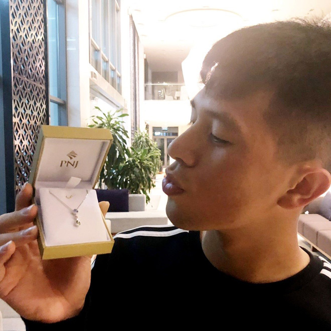 Chu đáo như Trọng “Sơ vin”: Tặng dây chuyền còn dặn bạn gái nhớ ước vì món quà này linh lắm - 1
