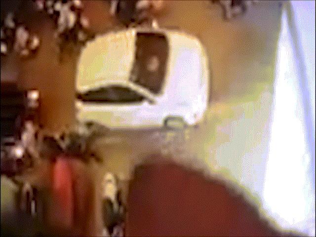 Clip: Giây phút nữ tài xế xe Lexus lao xe vào nhóm người đi bộ trên phố Hà Nội
