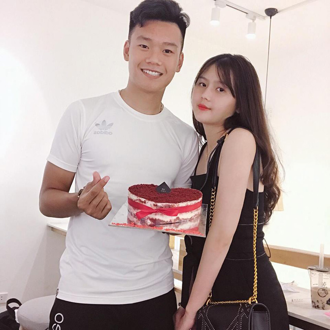 Chàng cầu thủ 21 tuổi có bạn gái xinh đẹp chẳng kém hot girl.&nbsp;