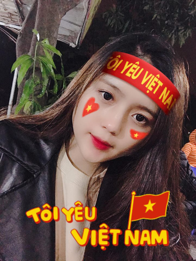 Cô thường xuyên có mặt trên khán đài sân cỏ cổ vũ cho những trận bóng có sự góp mặt của Thành Chung.&nbsp;