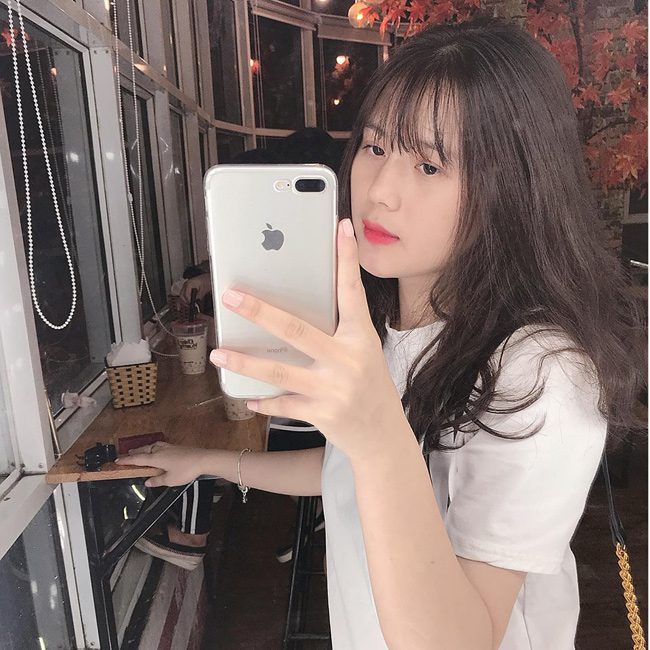 Cô còn có gu thời trang sành điệu, thường làm mẫu cho chính cửa hàng quần áo của mình.&nbsp;