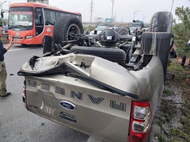 Sau cú tông kinh hoàng của ô tô 7 chỗ tại ”ngã tư tử thần”, xe bán tải lật ngửa
