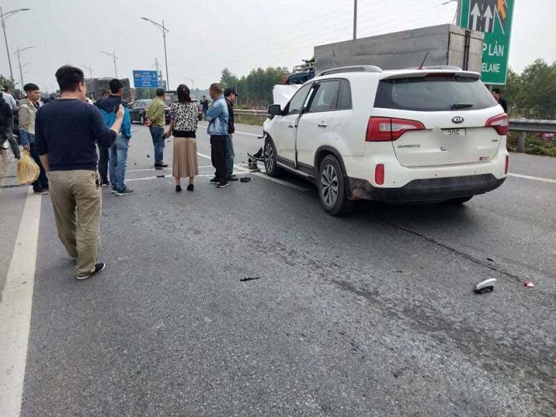 Sau cú tông kinh hoàng của ô tô 7 chỗ tại &#34;ngã tư tử thần&#34;, xe bán tải lật ngửa - 1