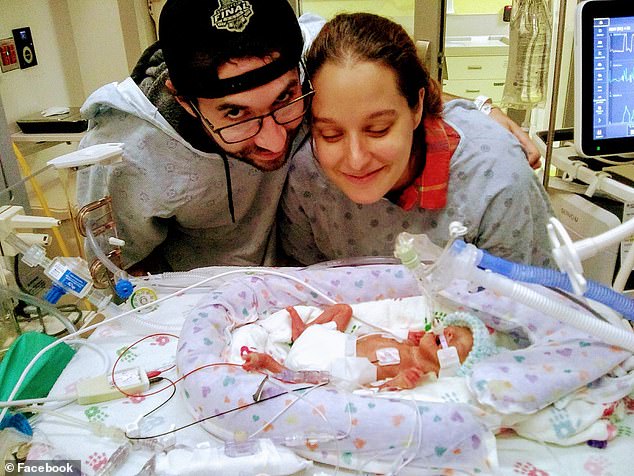 Mỹ: Cậu bé “không có ruột” sống sót kỳ diệu sau khi sinh ra - 1