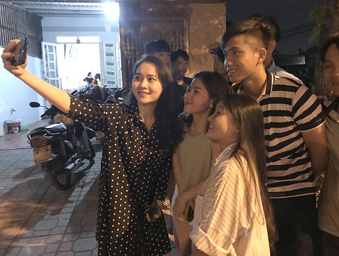 Fan nữ xinh nhiệt tình đến nhà Phan Văn Đức vui tiệc vô địch AFF Cup - 1