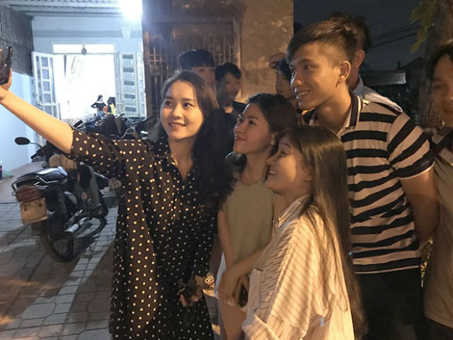 Bóng đá - Fan nữ xinh nhiệt tình đến nhà Phan Văn Đức vui tiệc vô địch AFF Cup