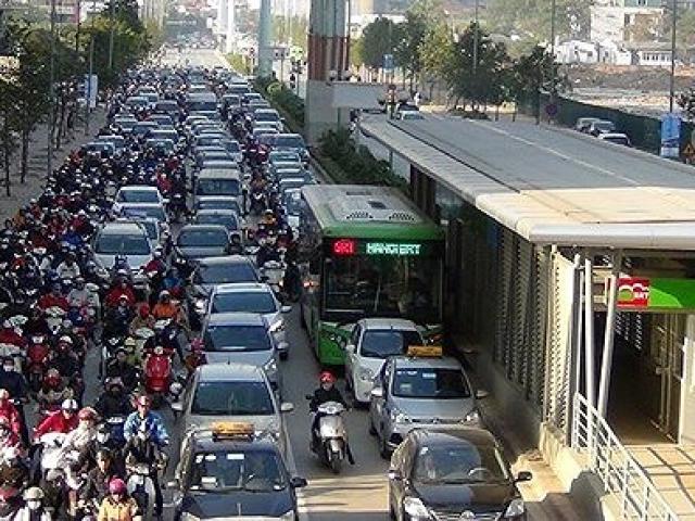 Kinh doanh - Đề xuất thu phí khí thải: Phí chồng phí, xe máy ô tô gánh thêm phí mới?